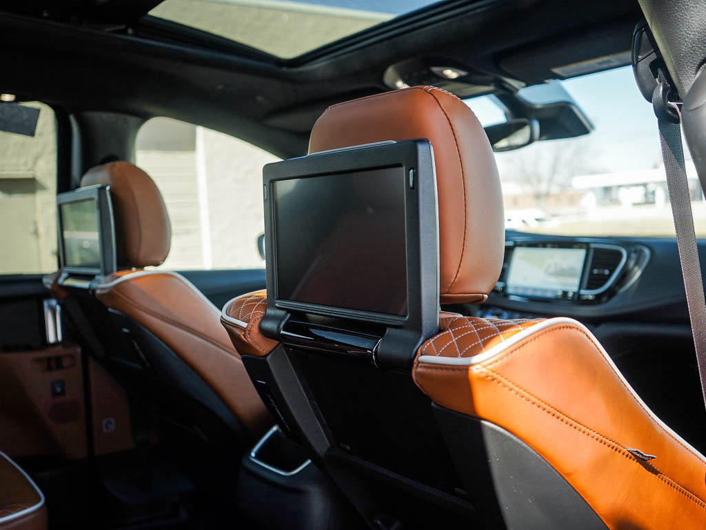 New 2026 Chrysler Pacifica Pinnacle w/ Trailer Tow Group AWD/4WD image 13