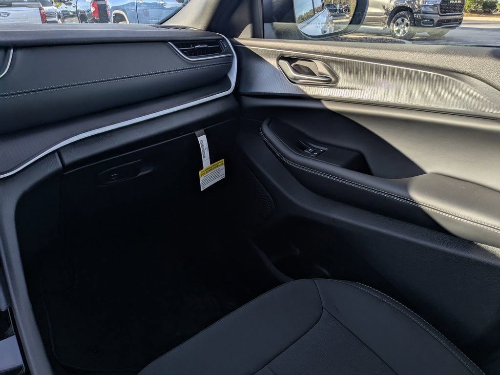 Used 2025 Jeep Grand Cherokee Laredo X w/ Trailer Tow Package image 16