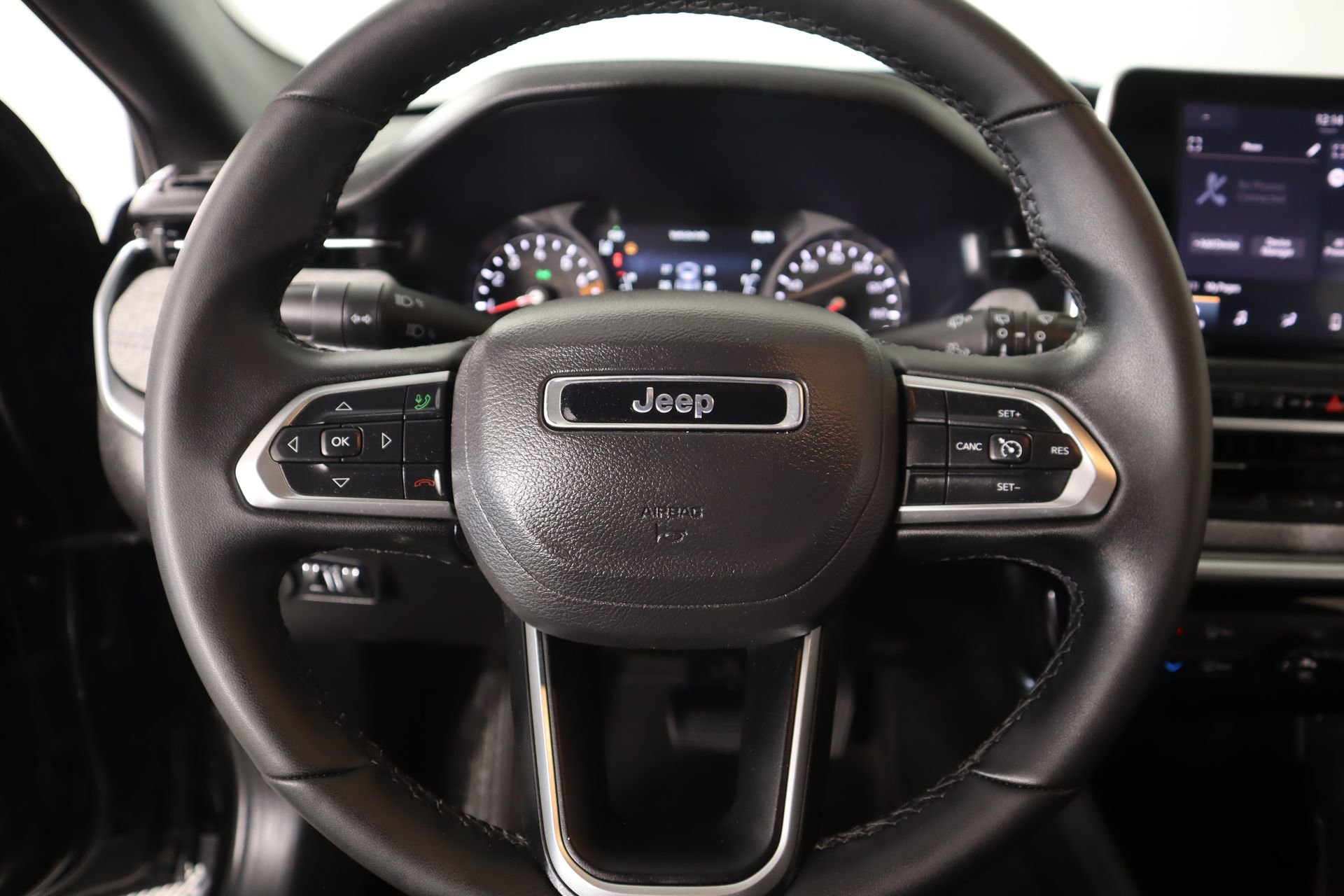 Used 2025 Jeep Compass Latitude image 3