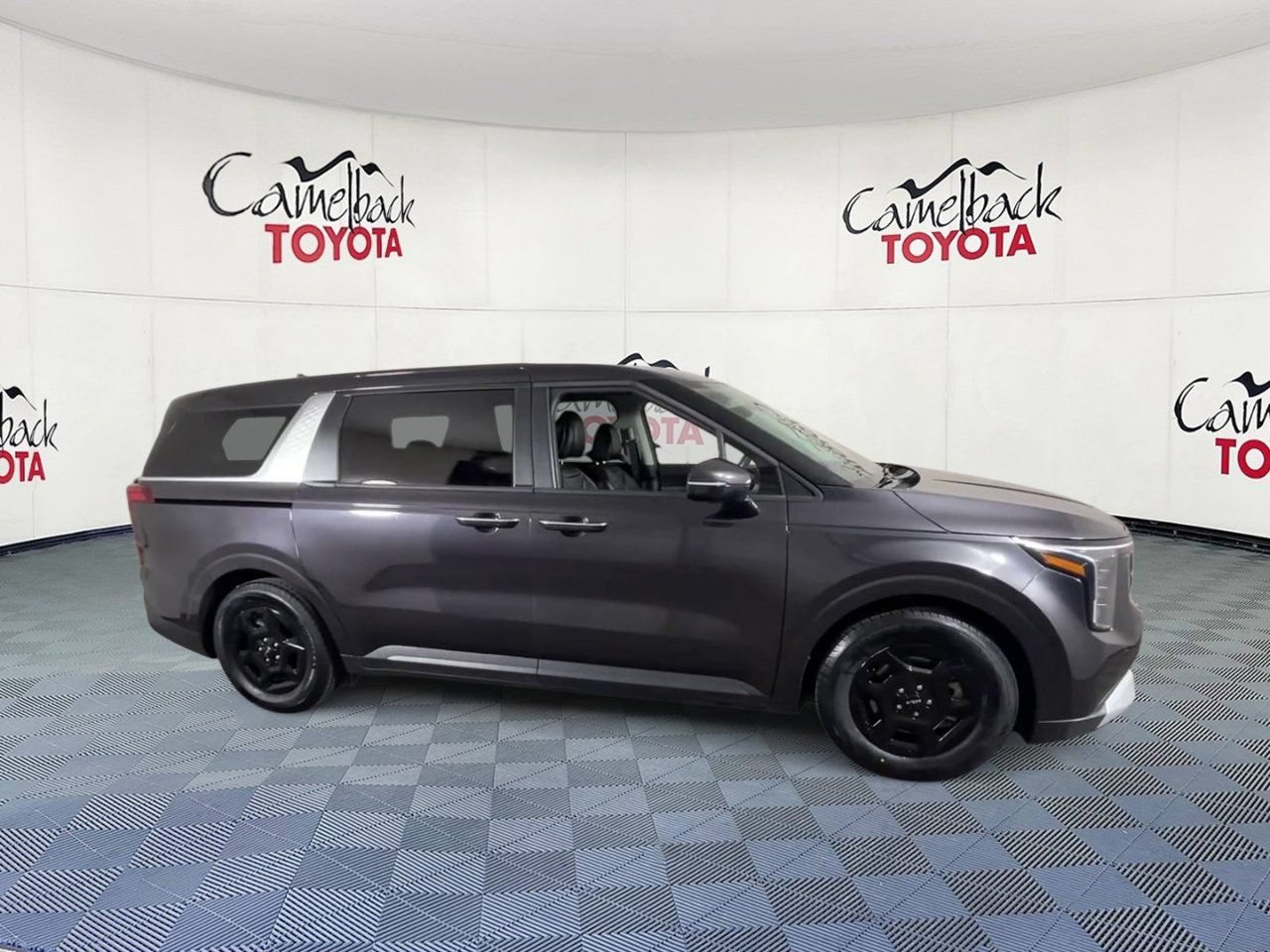 Used 2025 Kia Carnival FWD image 2