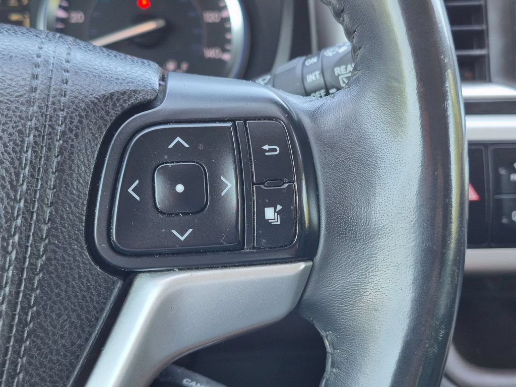 Used 2016 Toyota Highlander XLE AWD/4WD image 23