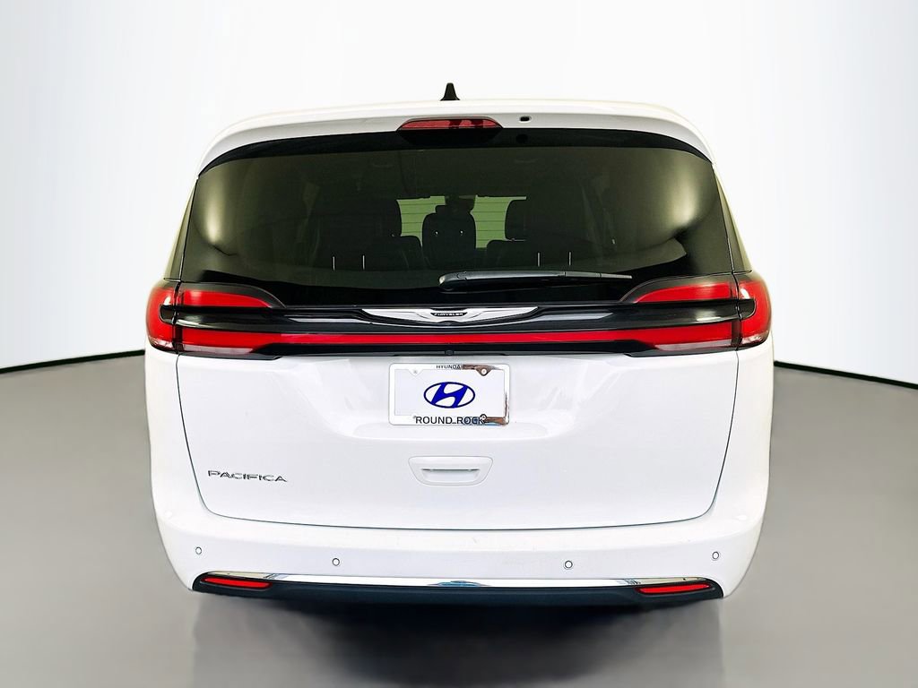 Used 2024 Chrysler Pacifica Touring-L image 6