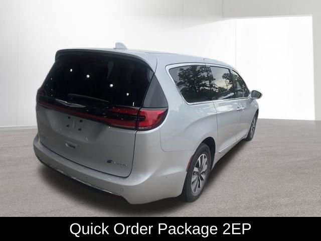Used 2022 Chrysler Pacifica Limited w/ Uconnect Theater Family Group FWD image 7