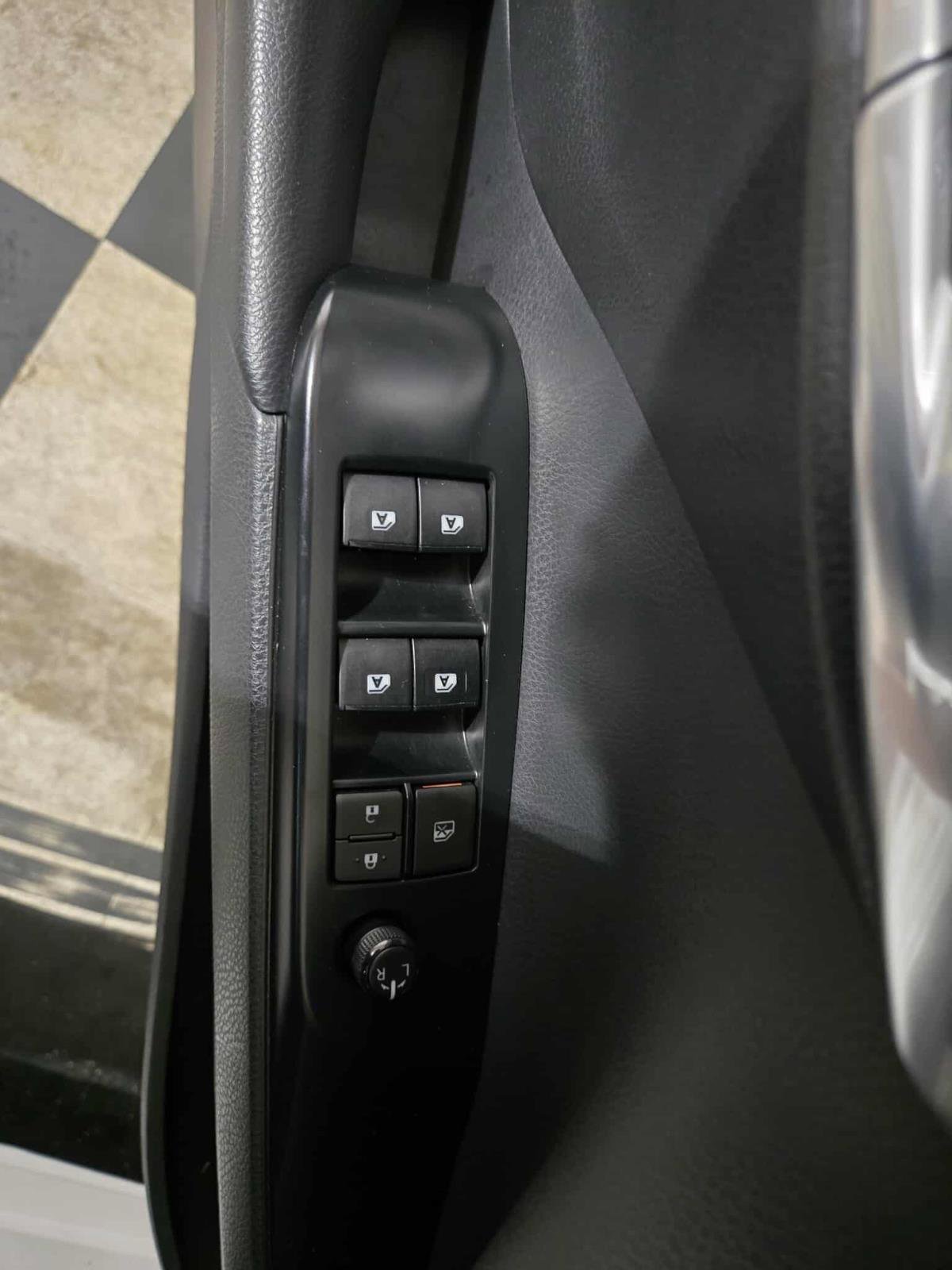 Used 2020 Toyota Camry SE image 13