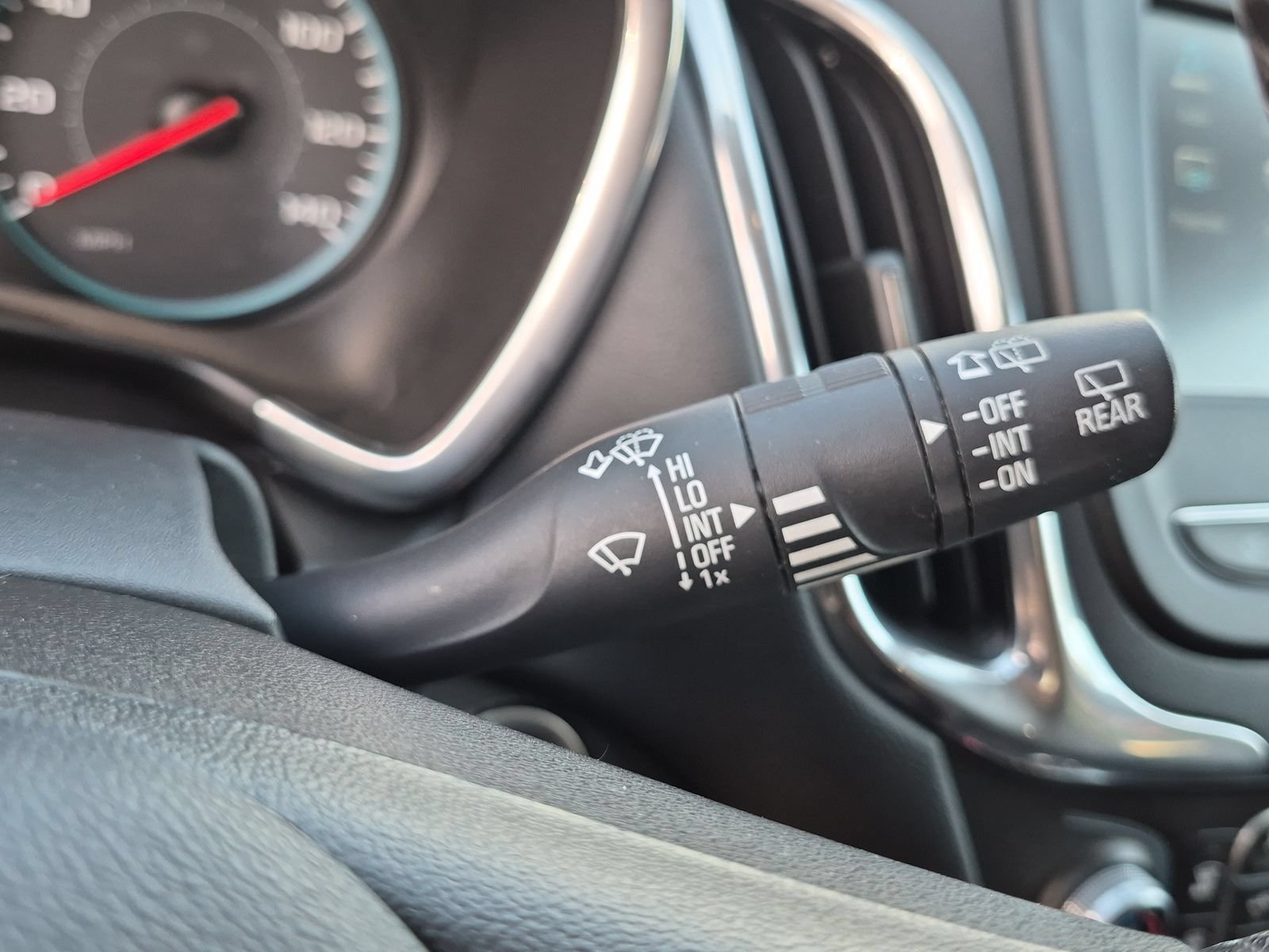 Used 2018 Chevrolet Equinox LT FWD image 26