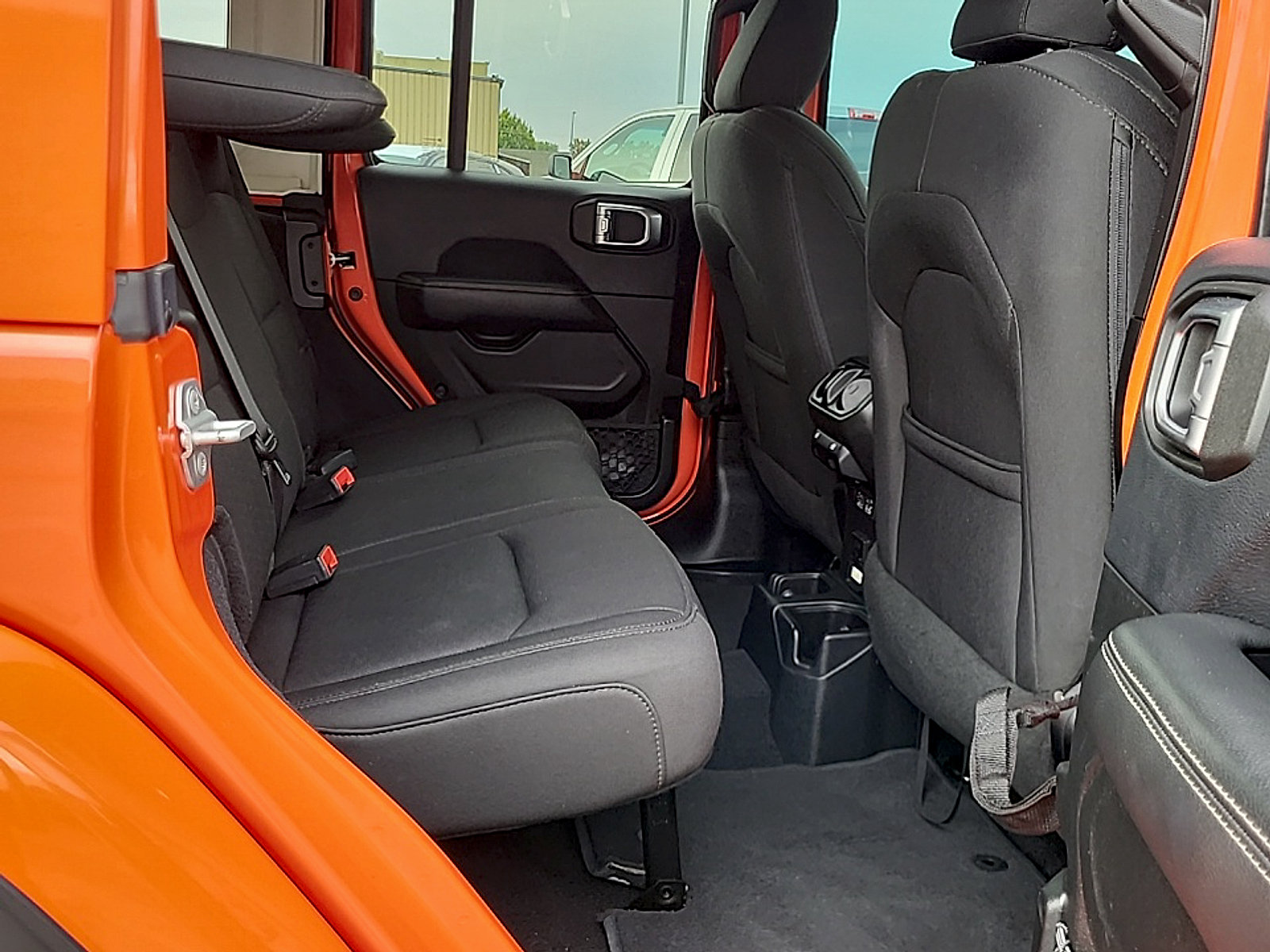 Used 2019 Jeep Wrangler Unlimited Sahara w/ Uconnect 4C Nav & Sound Group AWD/4WD image 11