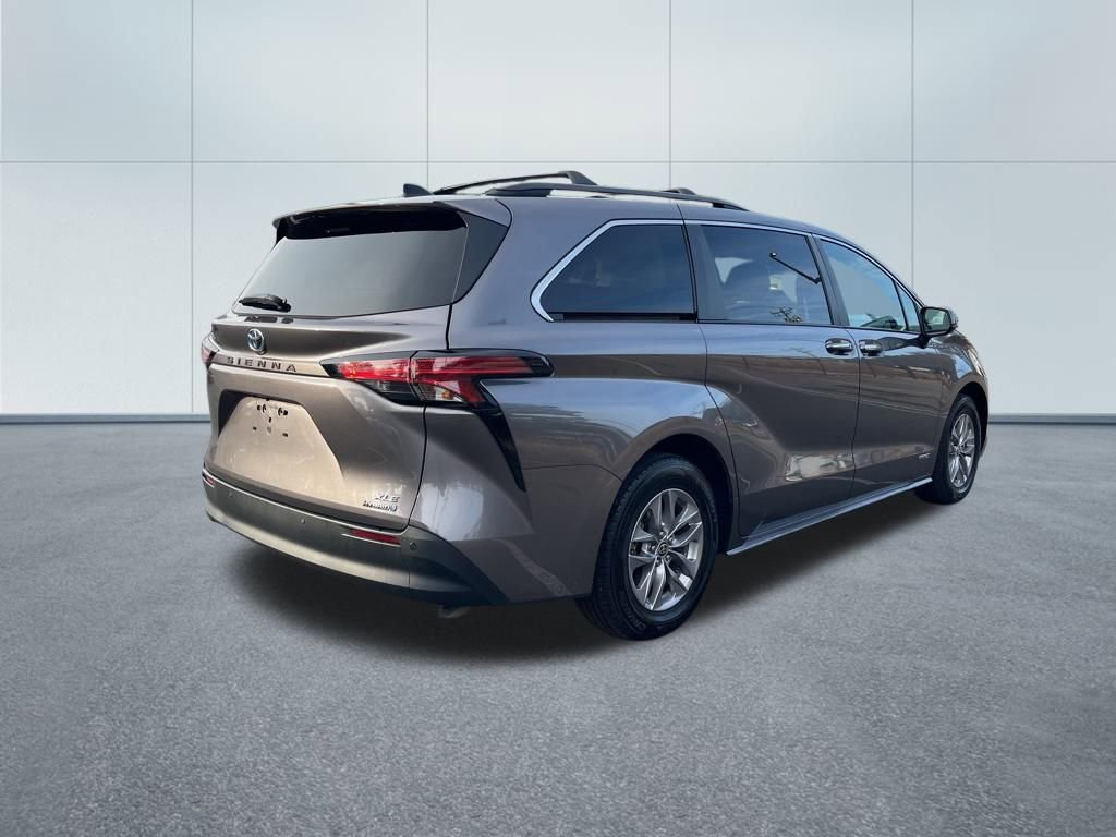 Used 2021 Toyota Sienna XLE image 5