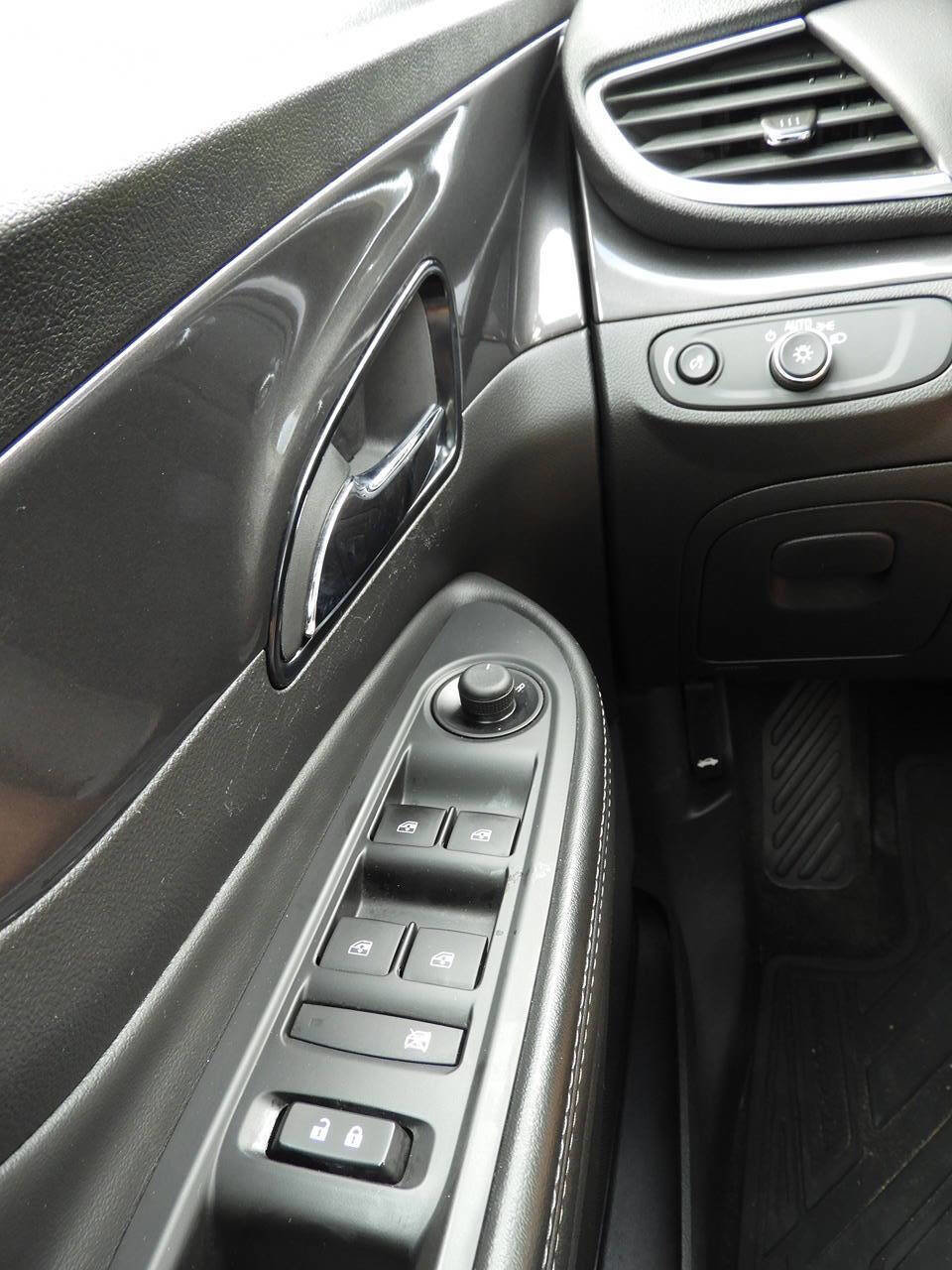 Used 2021 Buick Encore Preferred AWD/4WD image 18