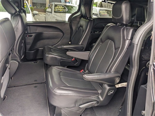 Certified 2021 Chrysler Pacifica Touring-L w/ S Appearance Package image 9