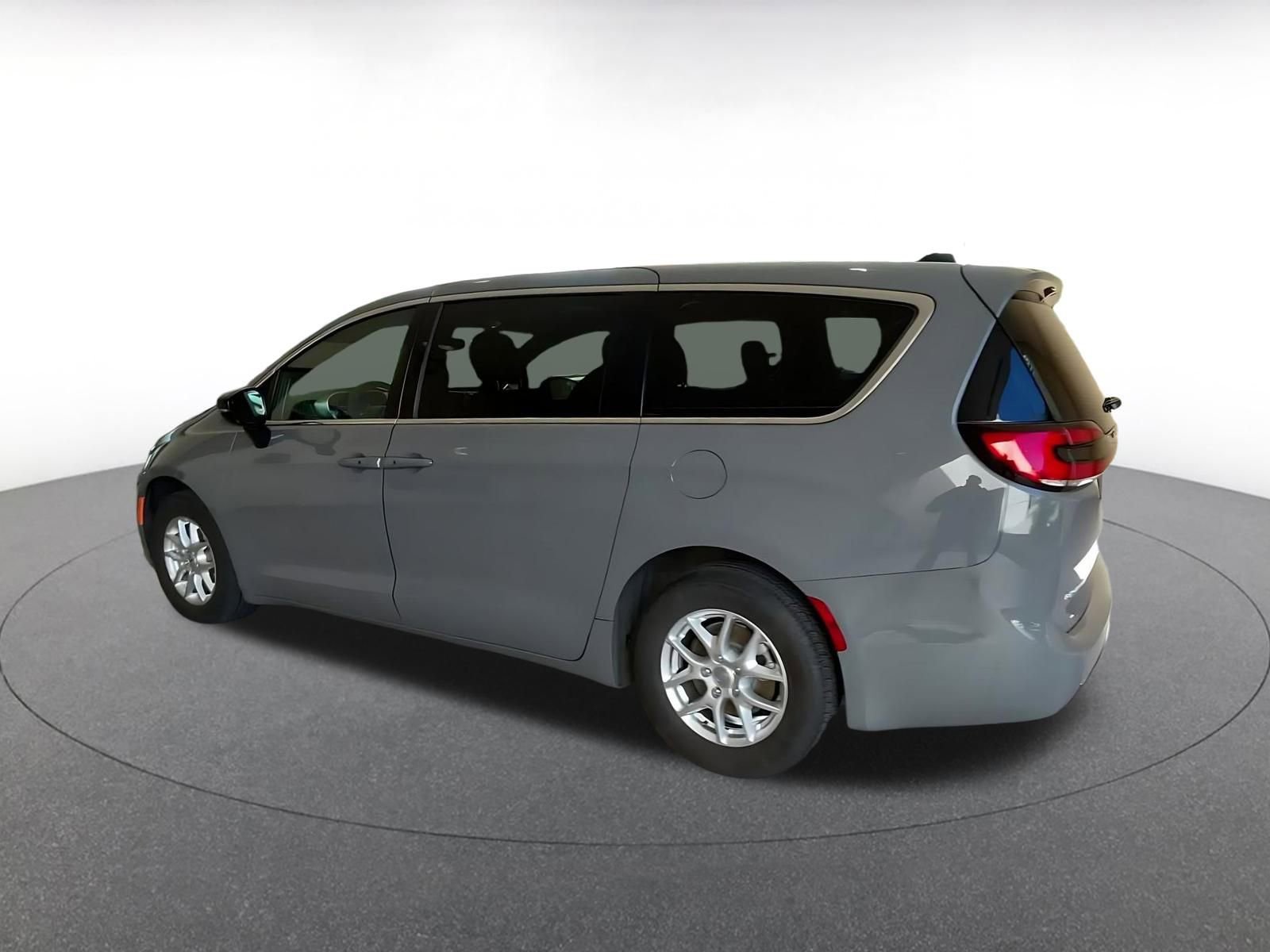 Used 2025 Chrysler Pacifica Select FWD image 10