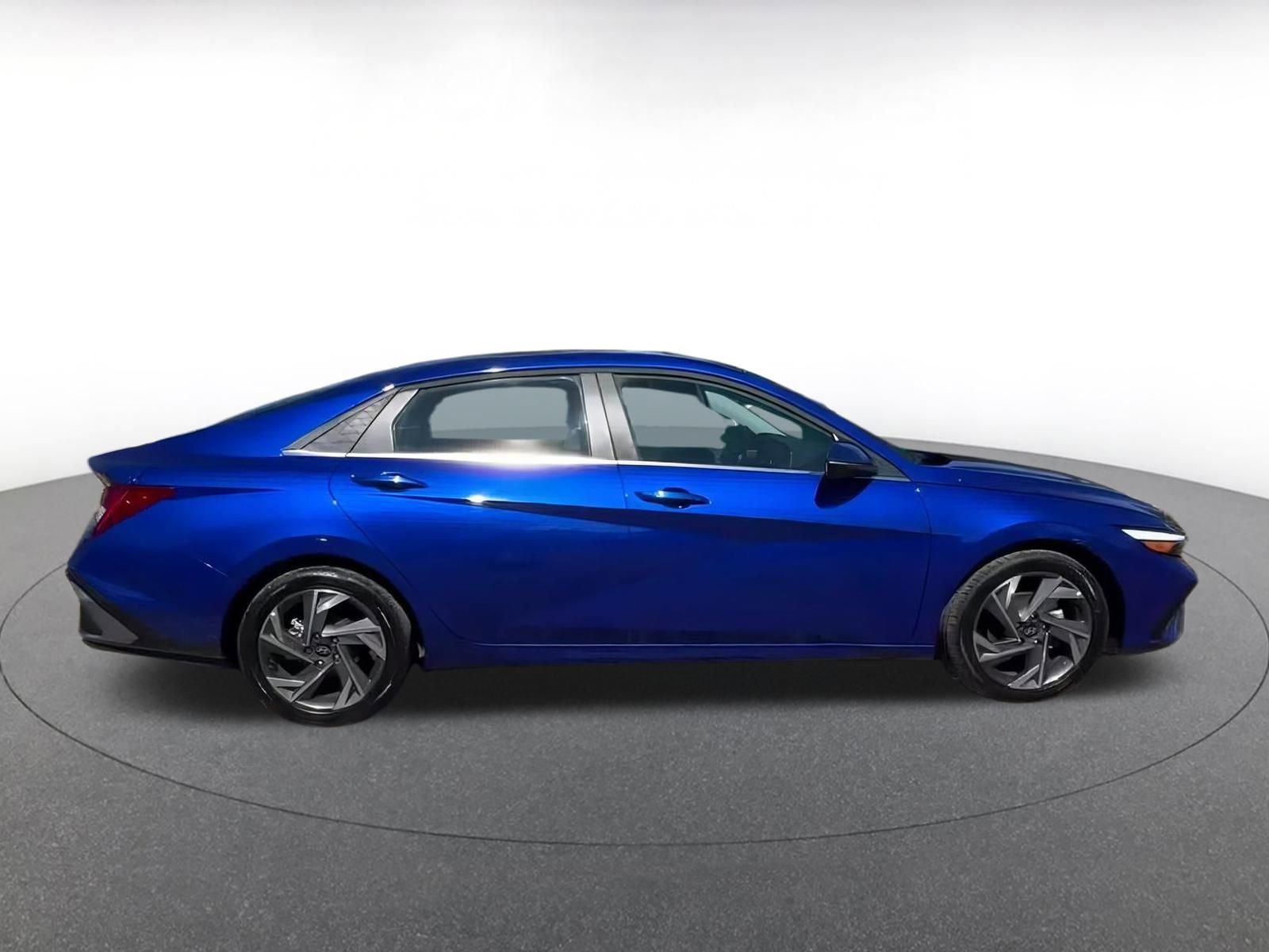 Used 2025 Hyundai Elantra Limited image 16