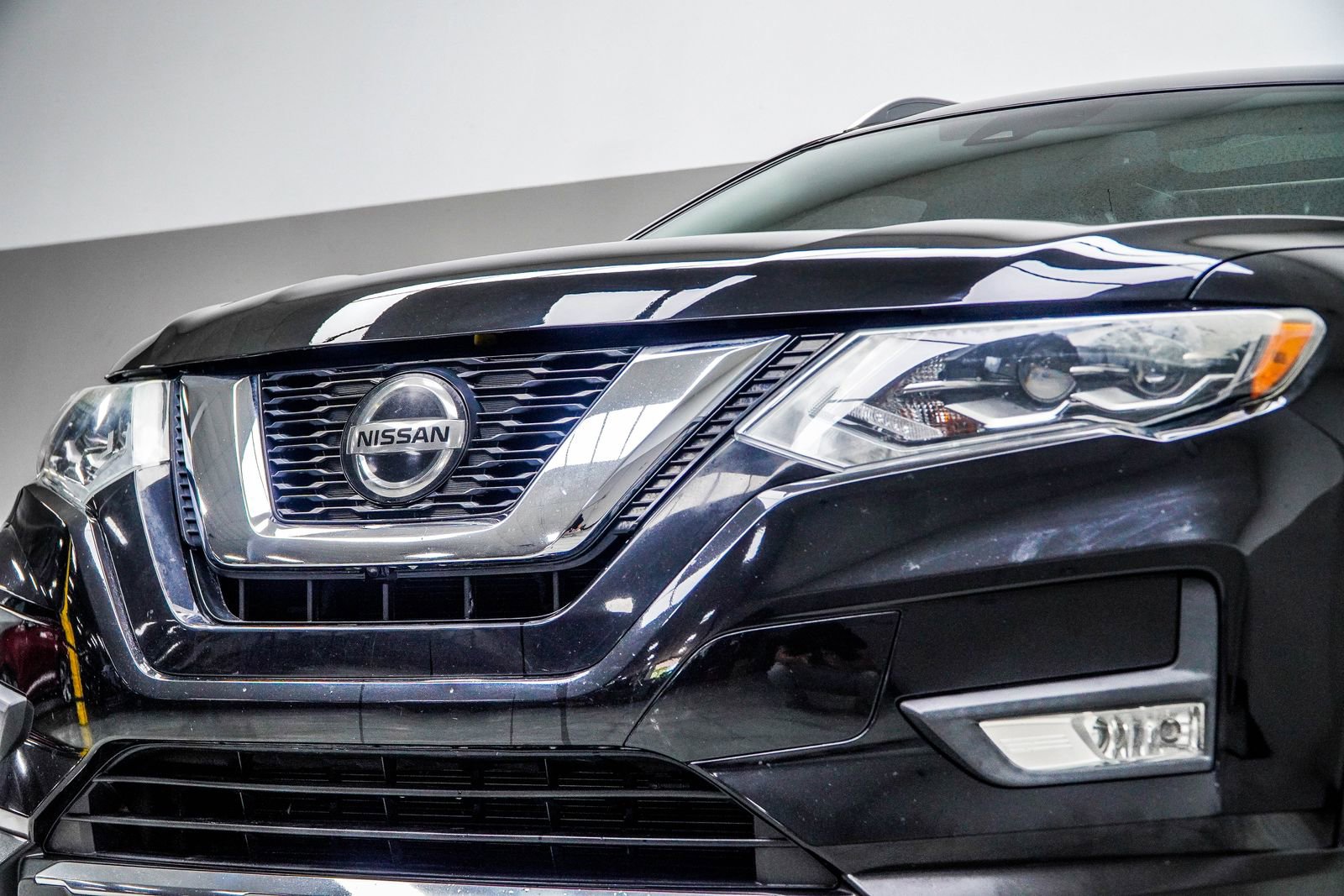 Used 2018 Nissan Rogue SL w/ Premium Package FWD image 2
