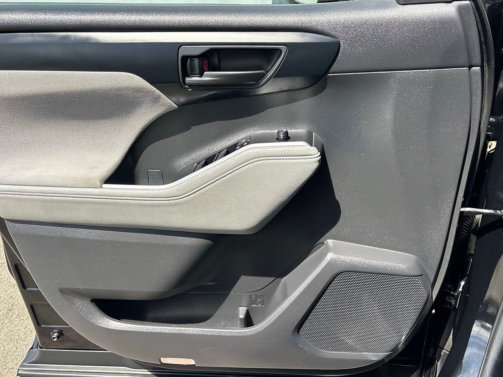 Used 2023 Toyota Highlander L FWD image 12