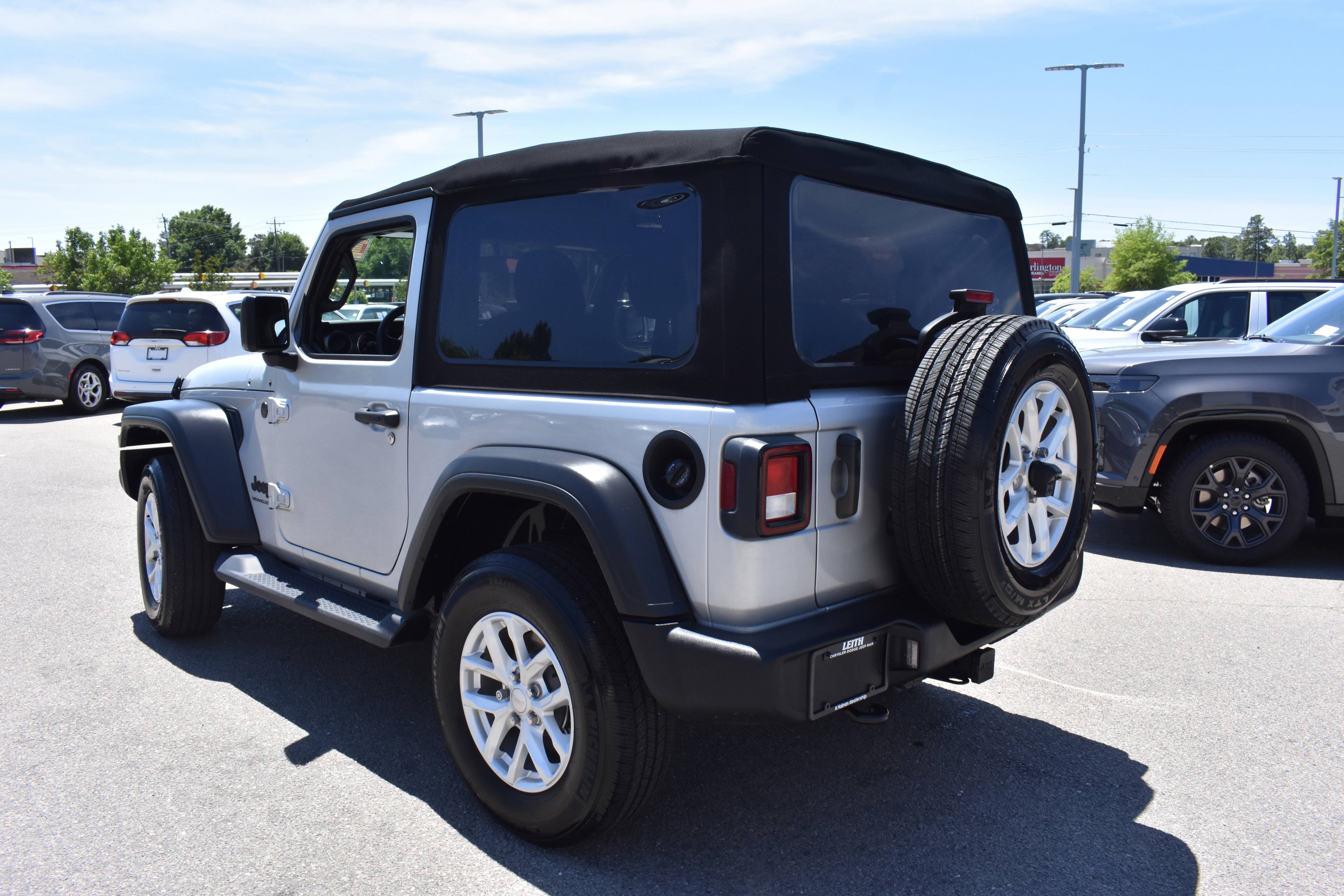 Used 2023 Jeep Wrangler Sport AWD/4WD image 7