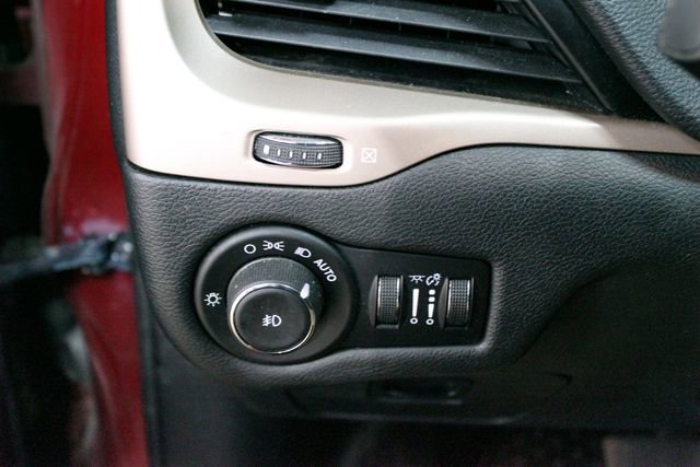 Used 2017 Jeep Cherokee Latitude w/ Cold Weather Group AWD/4WD image 15