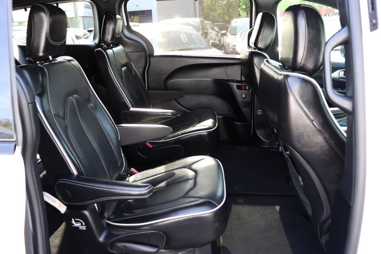 Used 2025 Chrysler Pacifica Limited FWD image 15