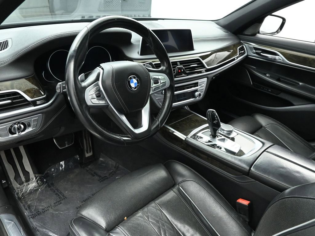 Used 2019 BMW 750i image 11