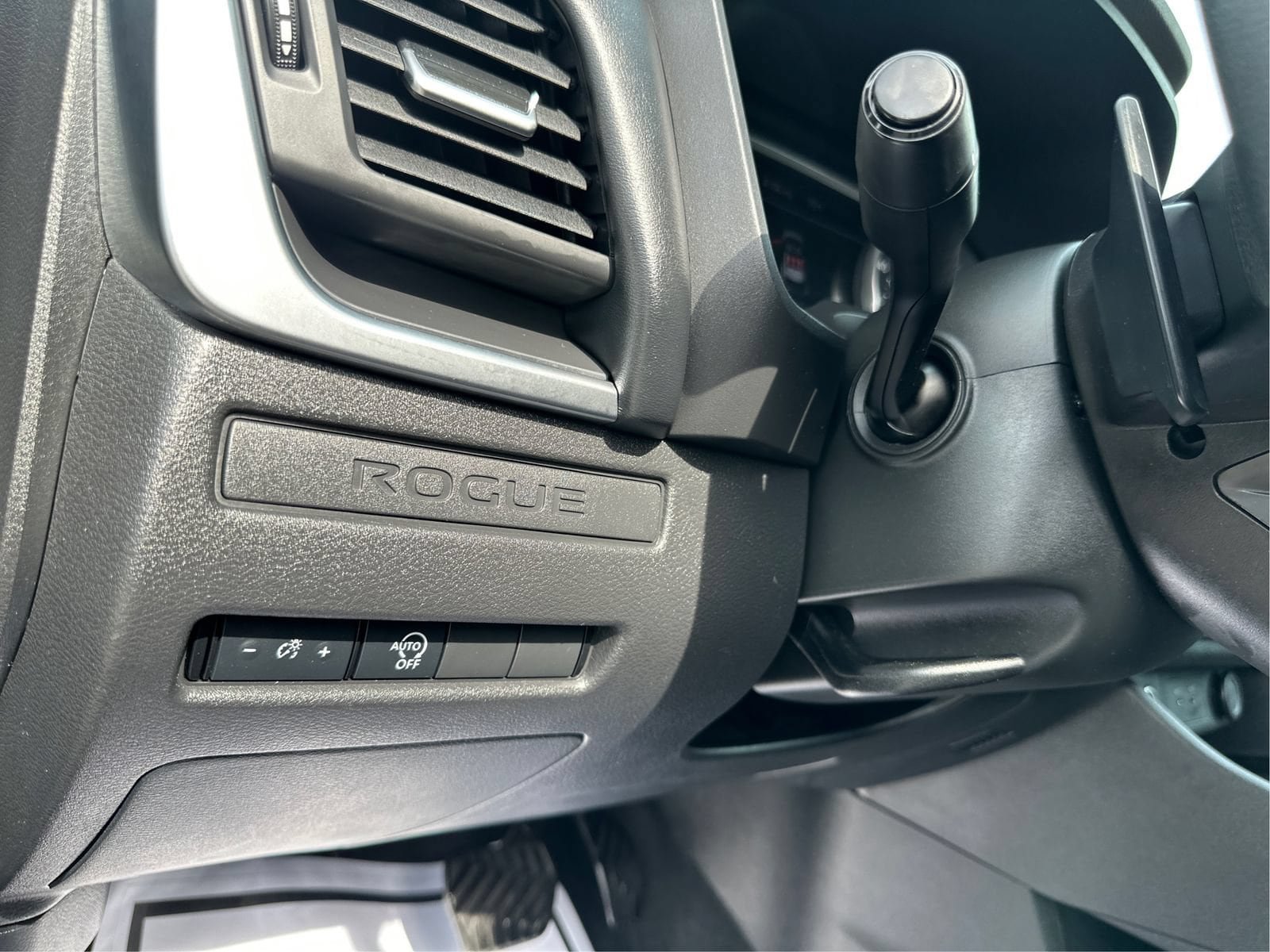 Used 2023 Nissan Rogue S AWD/4WD image 19