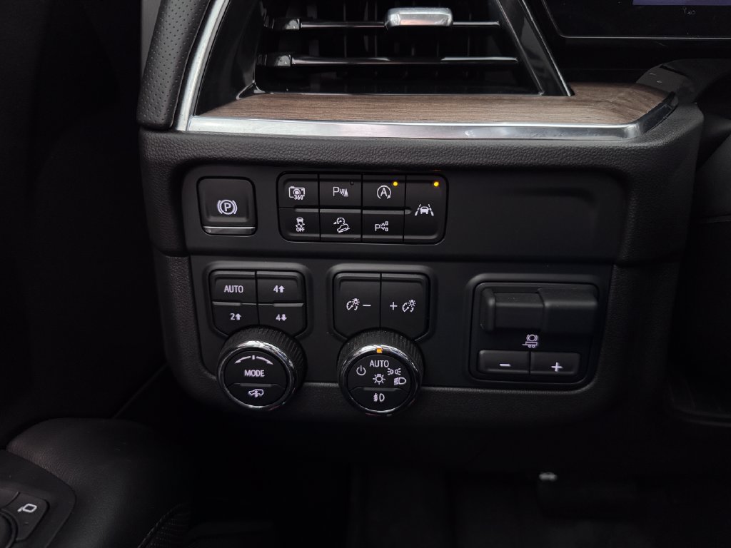 Certified 2025 Chevrolet Suburban High Country AWD/4WD image 29