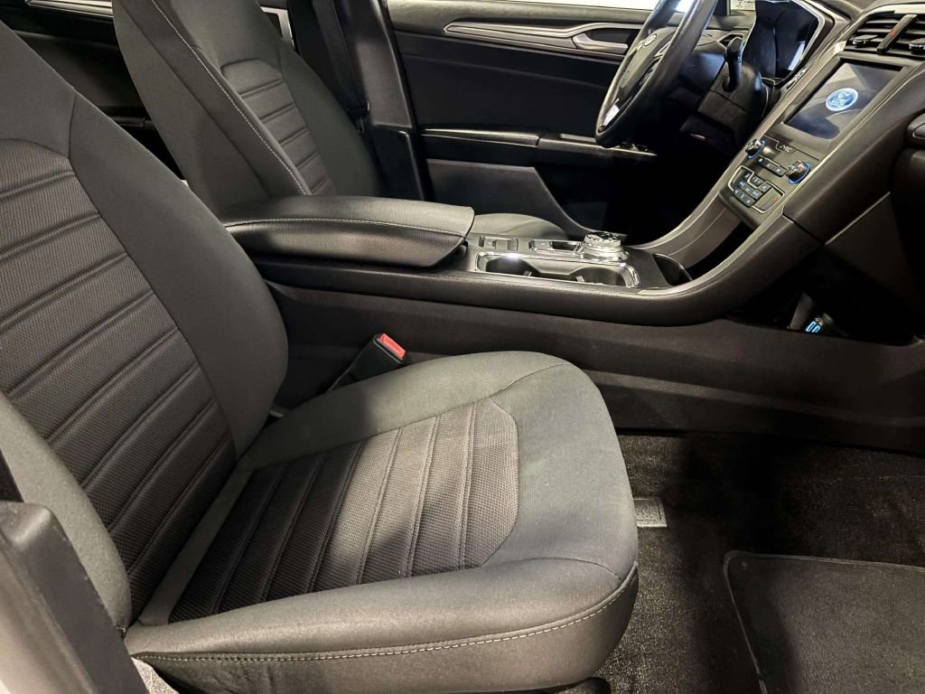 Used 2020 Ford Fusion SE image 26