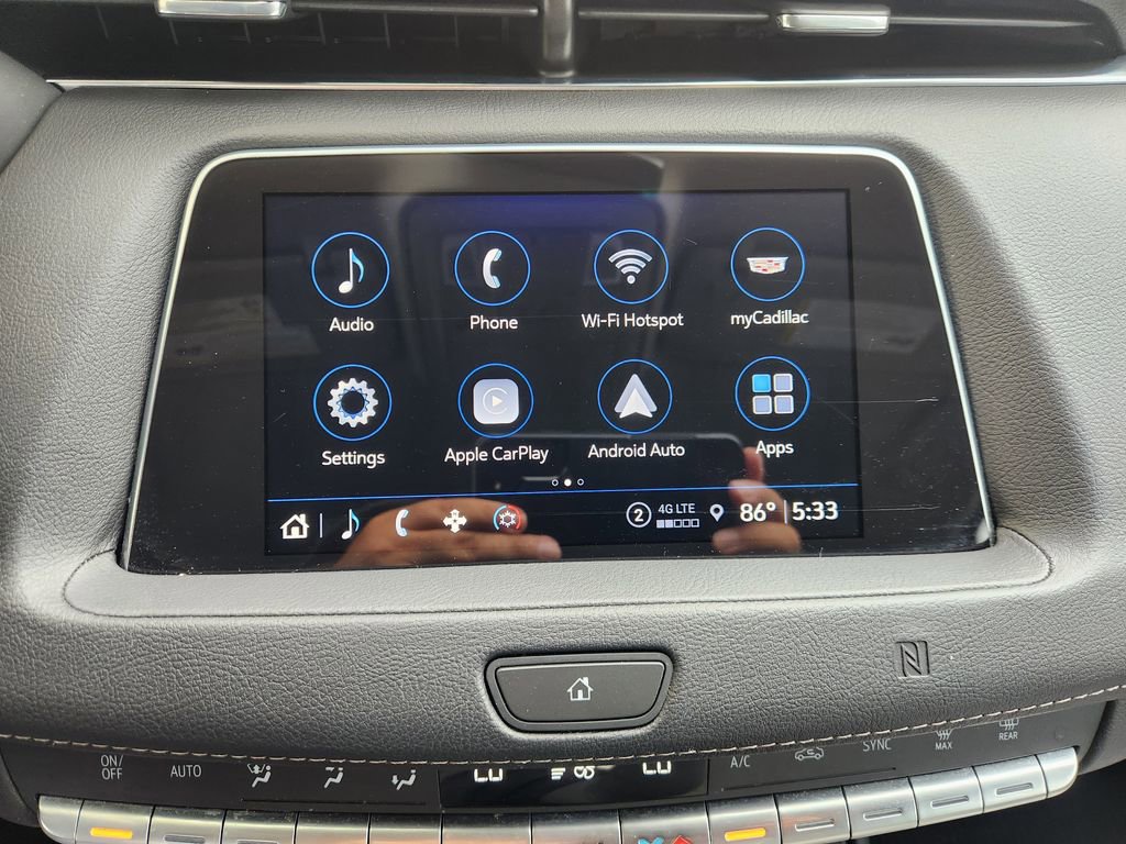 Used 2021 Cadillac XT4 Luxury w/ Cold Weather Package FWD image 16