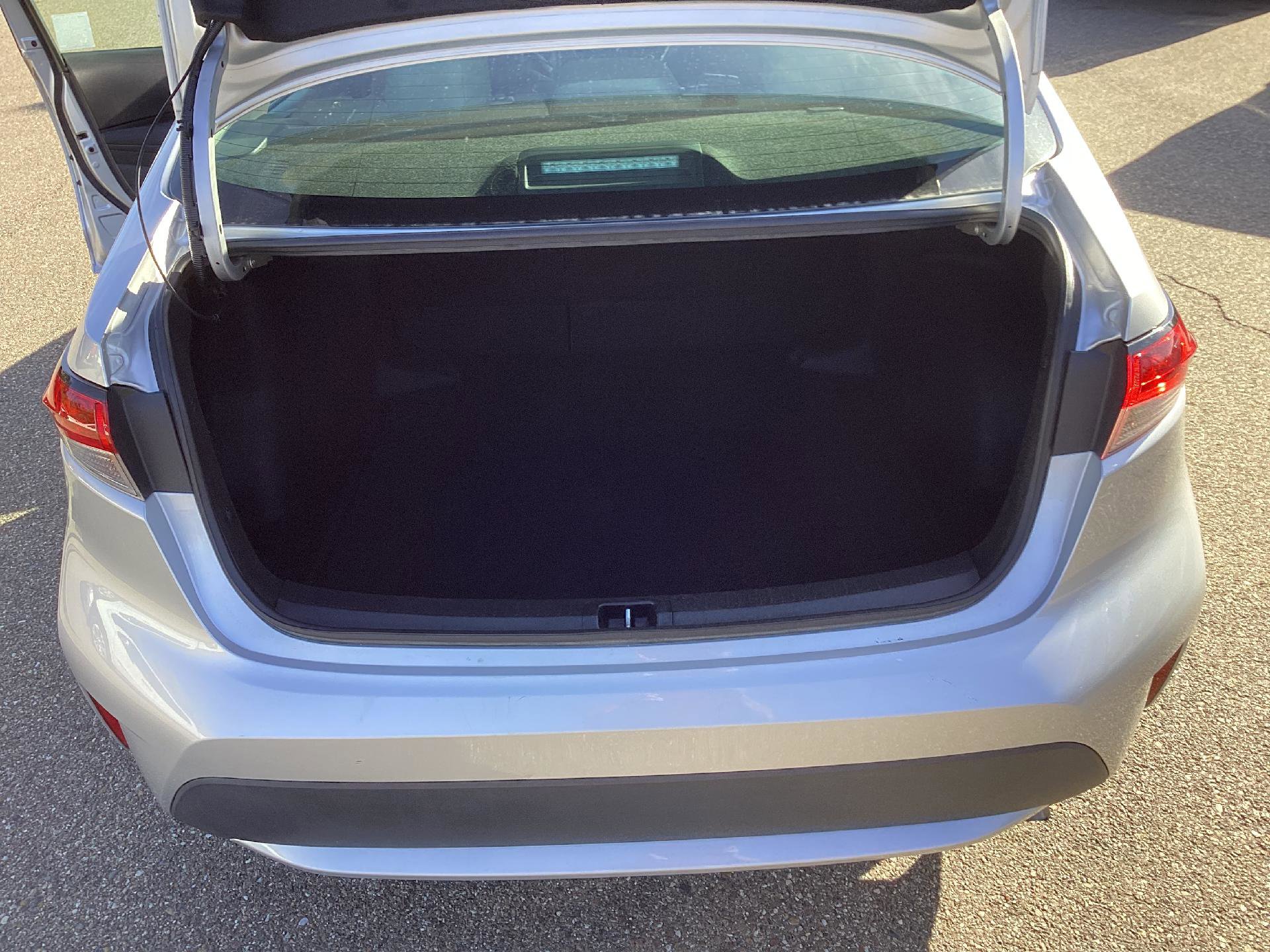 Used 2022 Toyota Corolla LE image 4