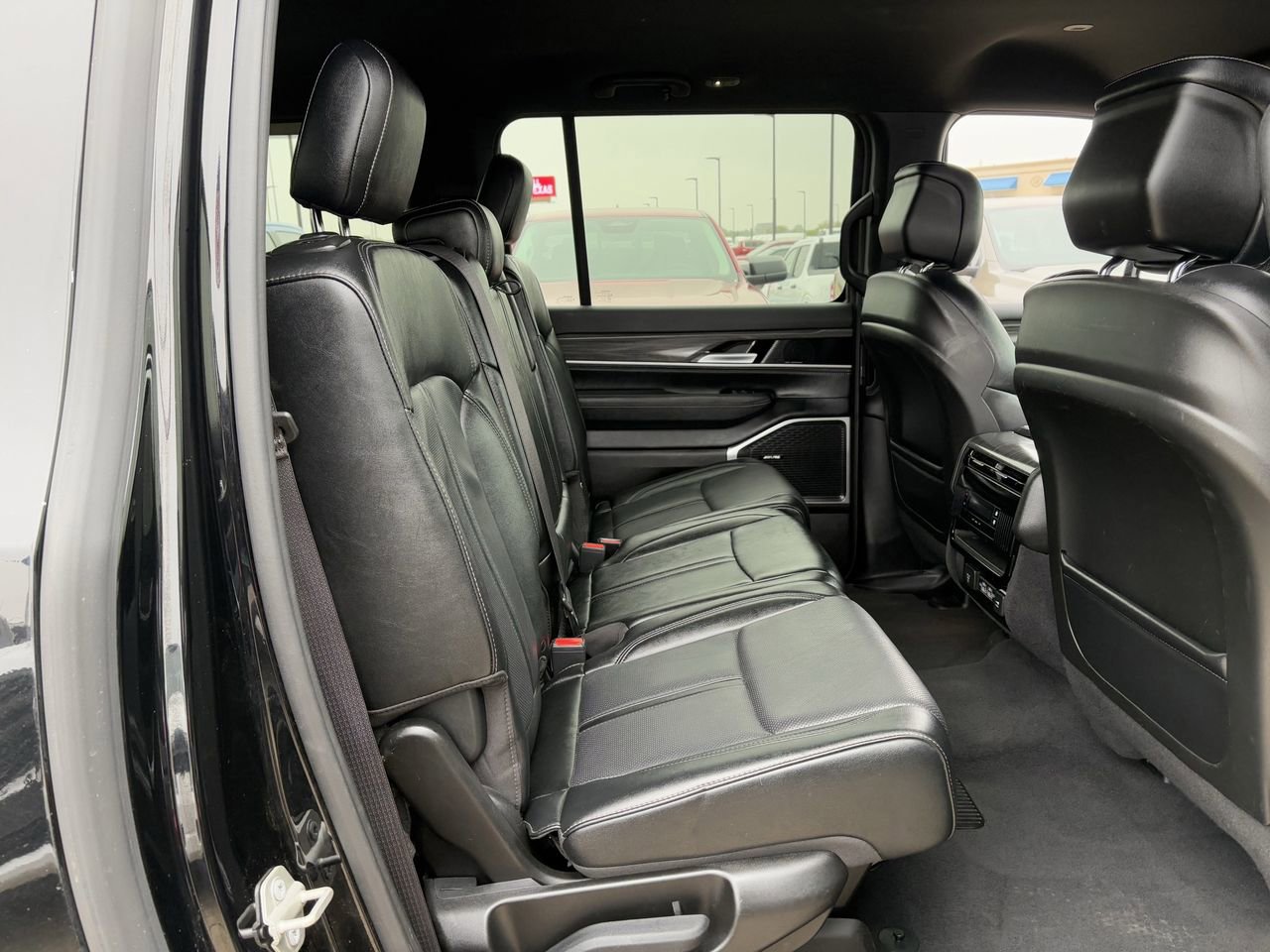 Used 2024 Jeep Wagoneer L Series II image 30