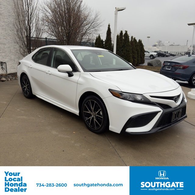 Used 2024 Toyota Camry SE image 1