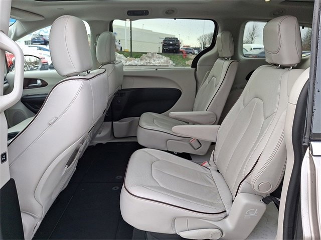 Used 2017 Chrysler Pacifica Limited image 10