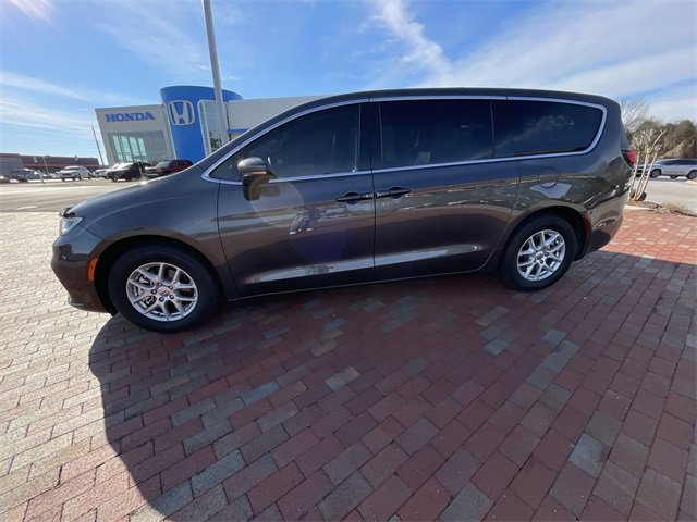 Used 2023 Chrysler Pacifica Touring-L image 11