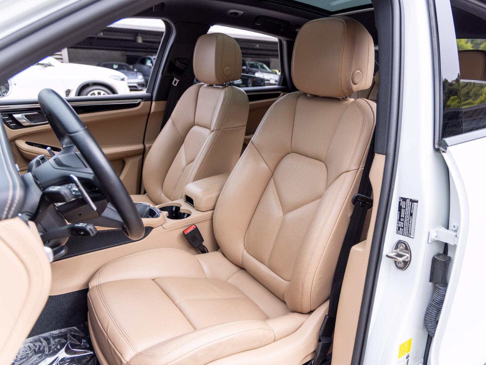 Used 2024 Porsche Macan AWD/4WD image 5