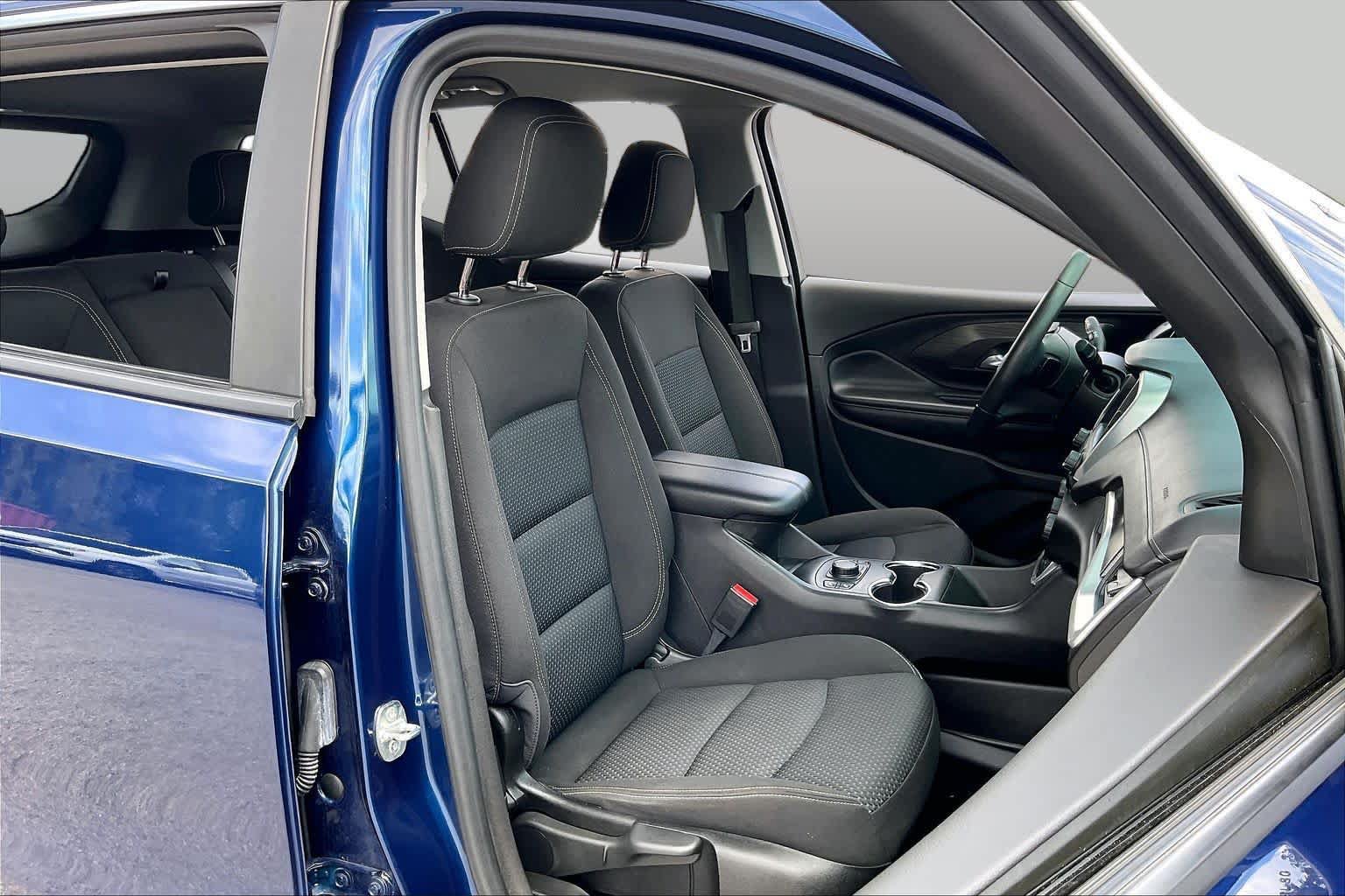 Used 2022 GMC Terrain SLE w/ Driver Convenience Package FWD image 9