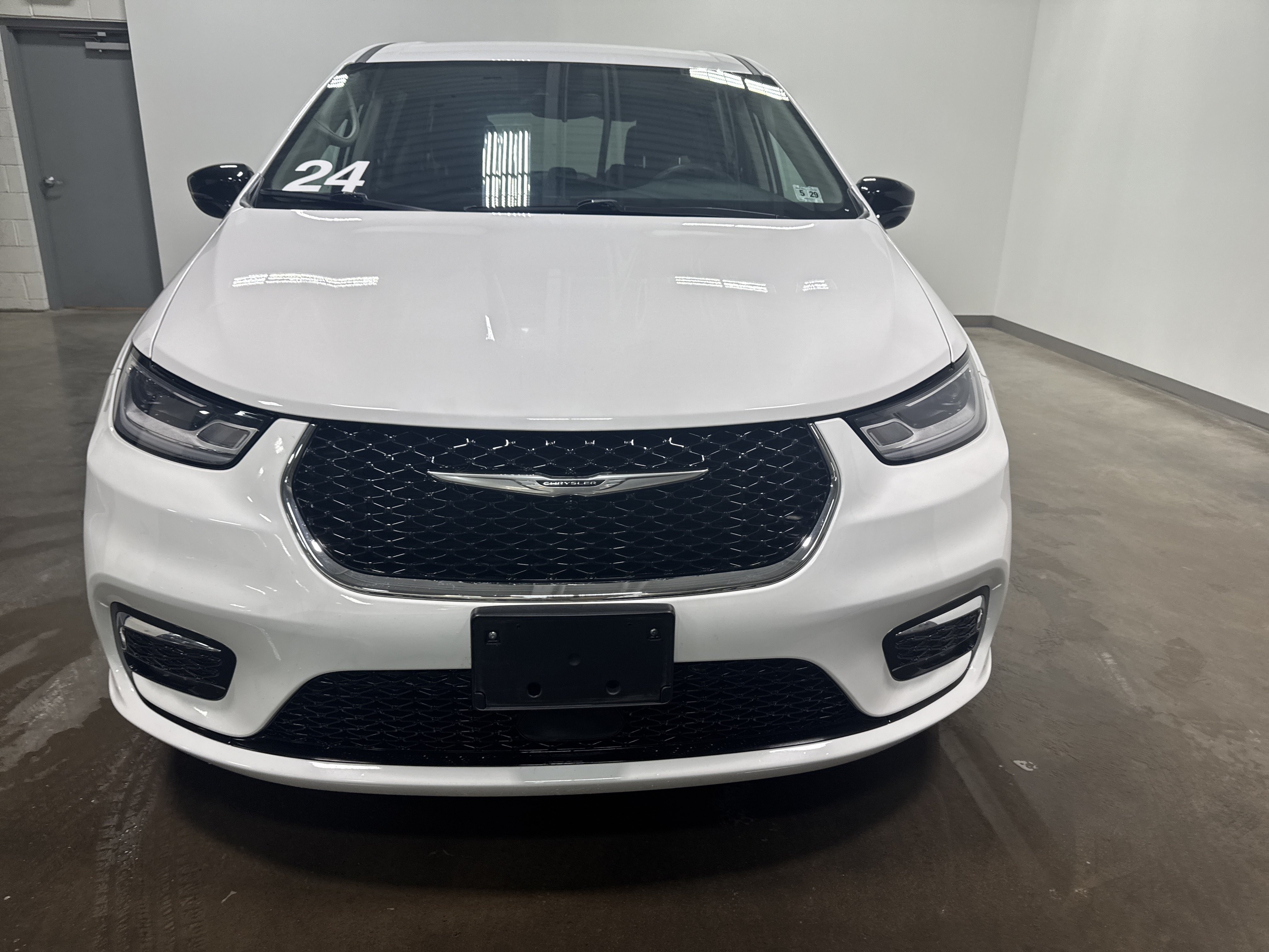 Used 2024 Chrysler Pacifica Touring-L FWD image 7