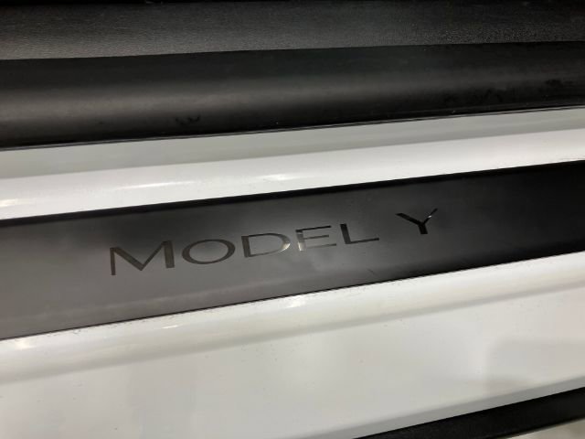 Used 2022 Tesla Model Y Long Range image 40