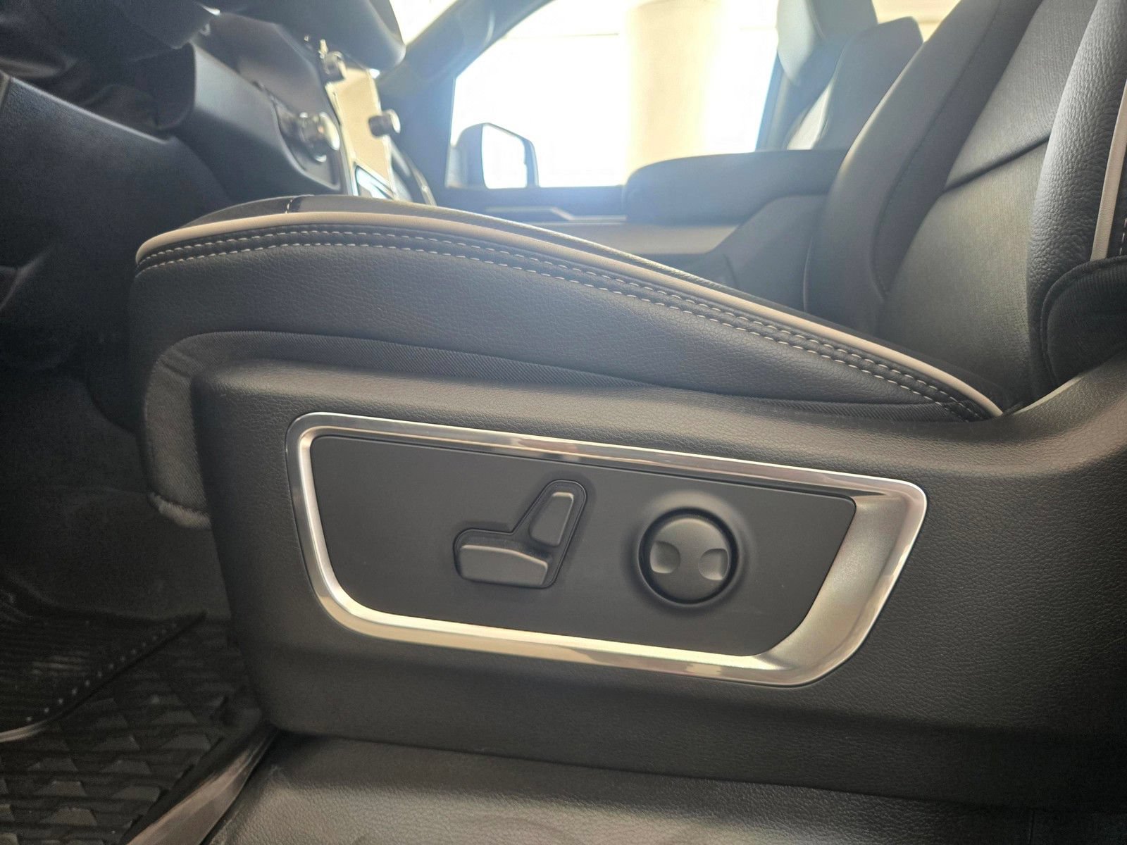 New 2026 RAM 1500 Laramie AWD/4WD image 12