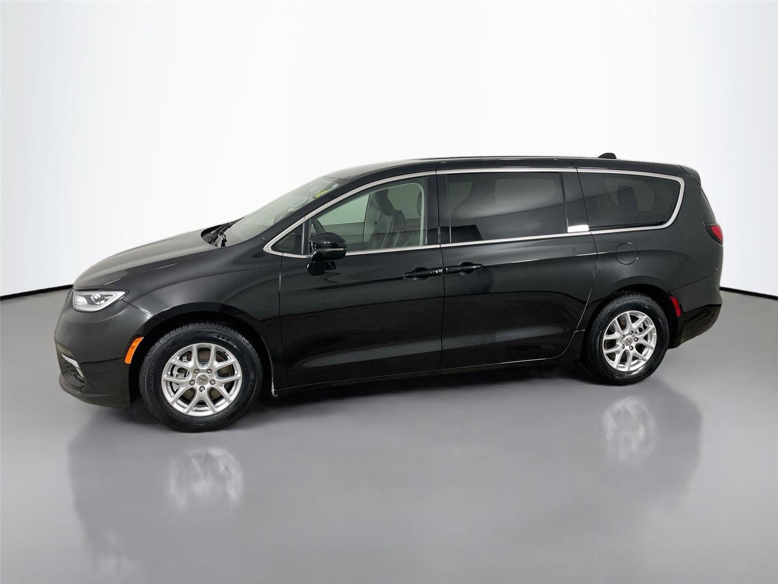 Used 2024 Chrysler Pacifica Touring-L image 4