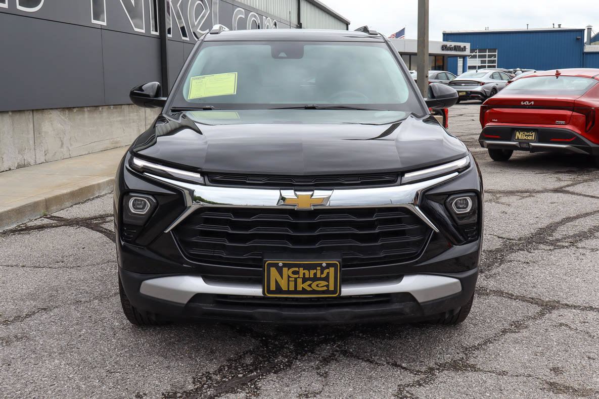 Used 2025 Chevrolet TrailBlazer LT AWD/4WD image 2
