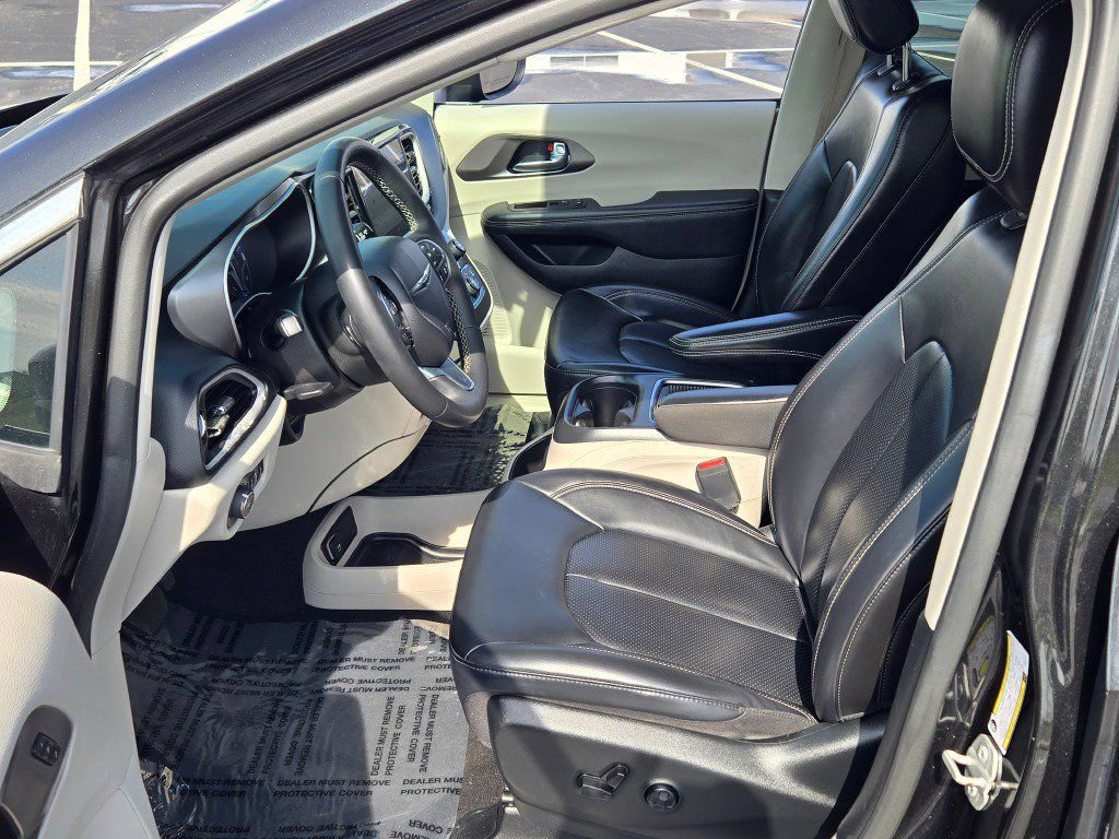 Used 2023 Chrysler Pacifica Touring-L FWD image 24