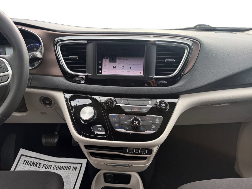 Used 2023 Chrysler Voyager LX FWD image 11