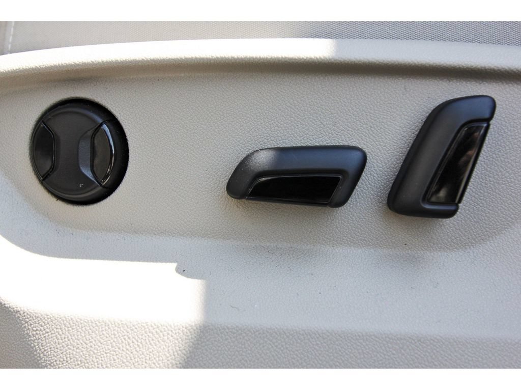 Used 2025 Volkswagen Atlas SE FWD image 35