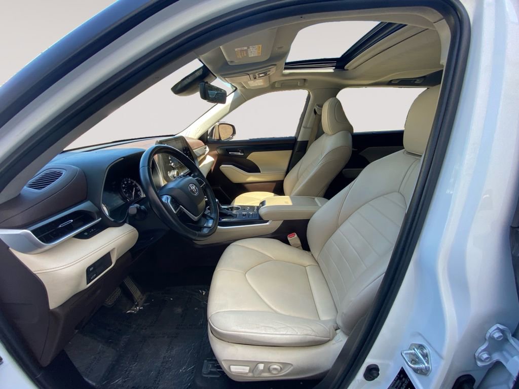 Used 2022 Toyota Highlander XLE AWD/4WD image 9