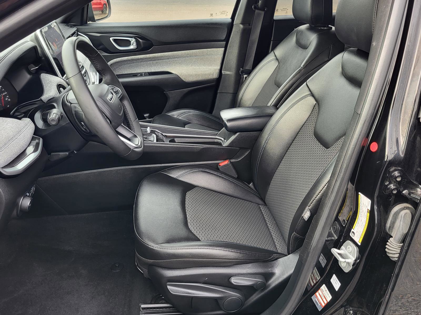 Used 2025 Jeep Compass Latitude image 17