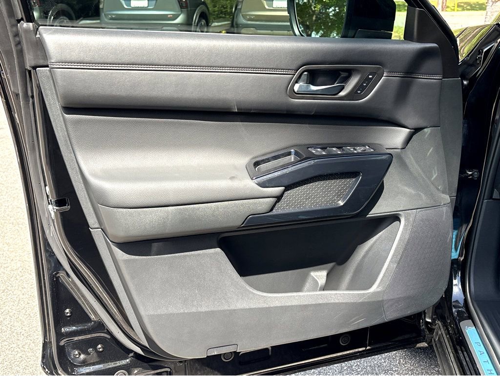 New 2026 Nissan Pathfinder Platinum FWD image 19
