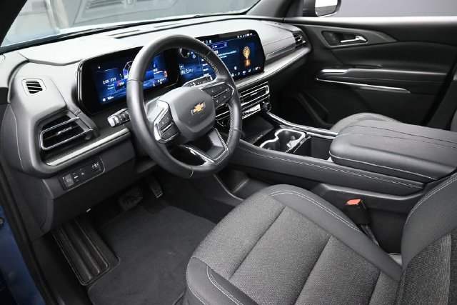 Used 2025 Chevrolet Traverse LT FWD image 19