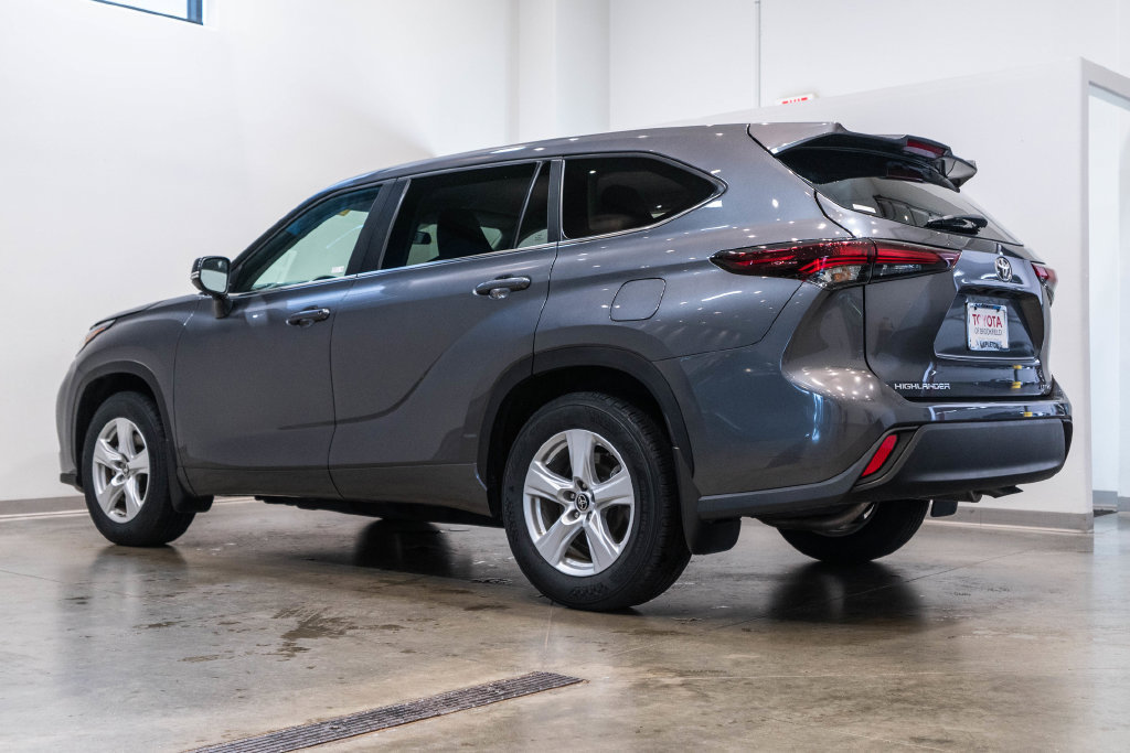 Used 2025 Toyota Highlander LE AWD/4WD image 6