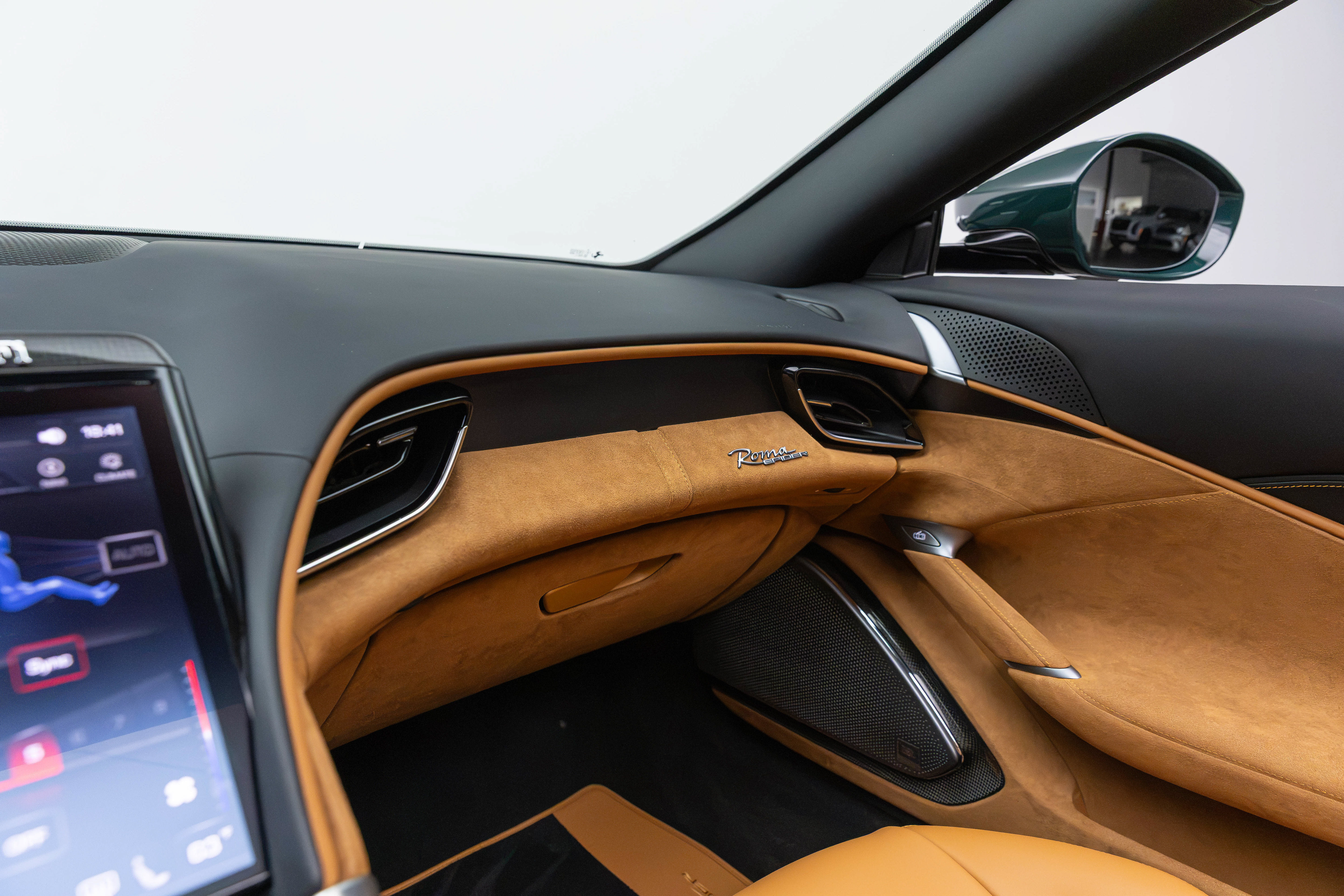 Certified 2025 Ferrari Roma Spider RWD image 34