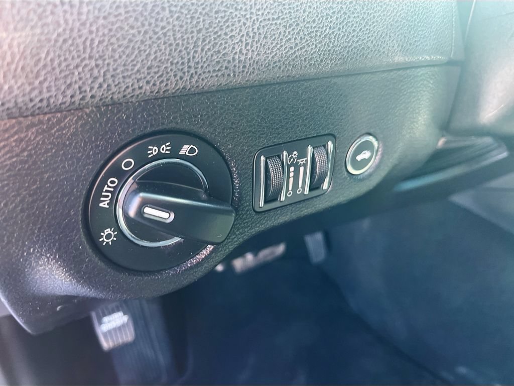 Used 2022 Chrysler 300 Touring w/ Sport Appearance Package RWD image 18