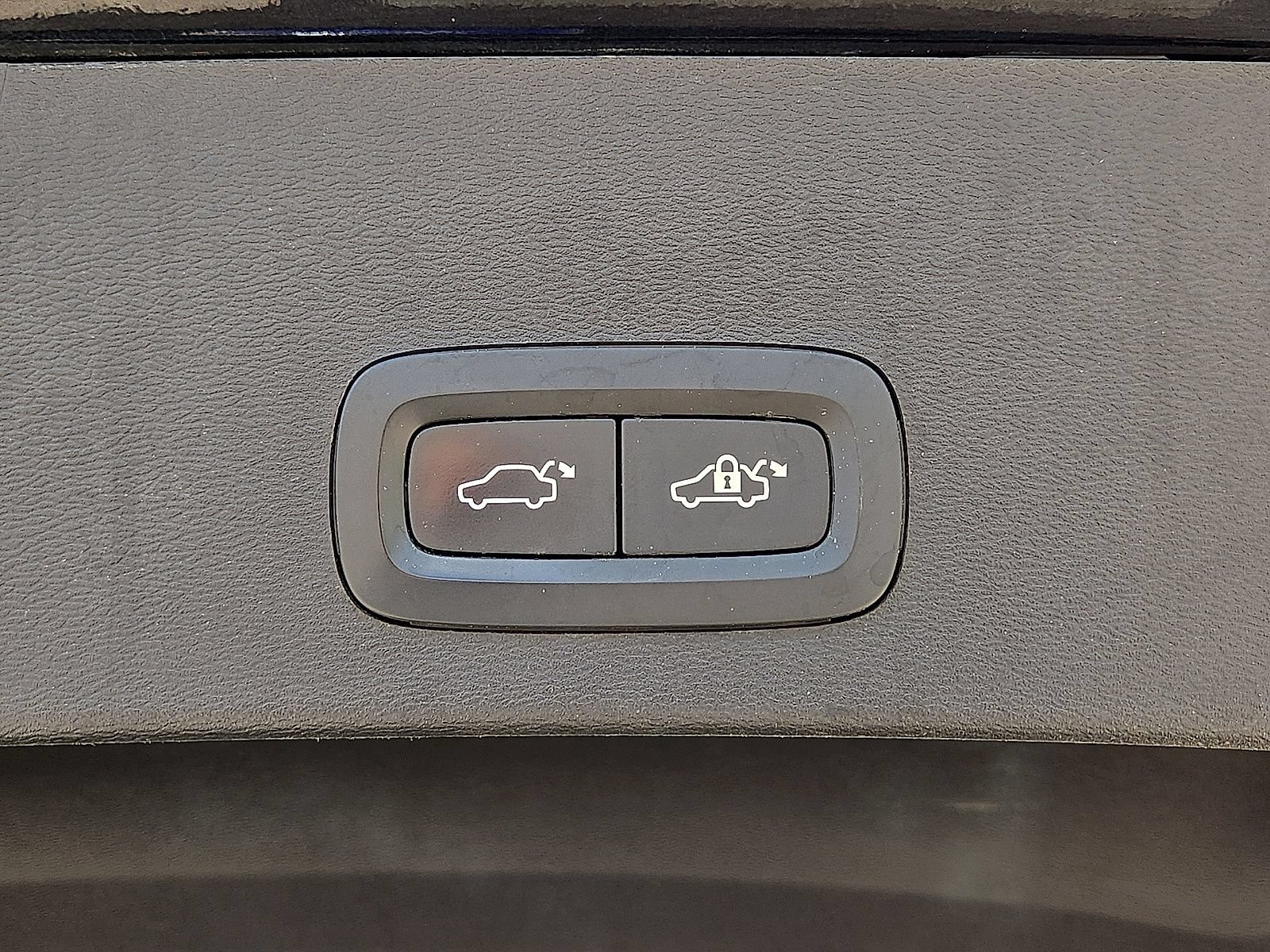 Used 2024 Volvo XC40 B5 Plus AWD/4WD image 13