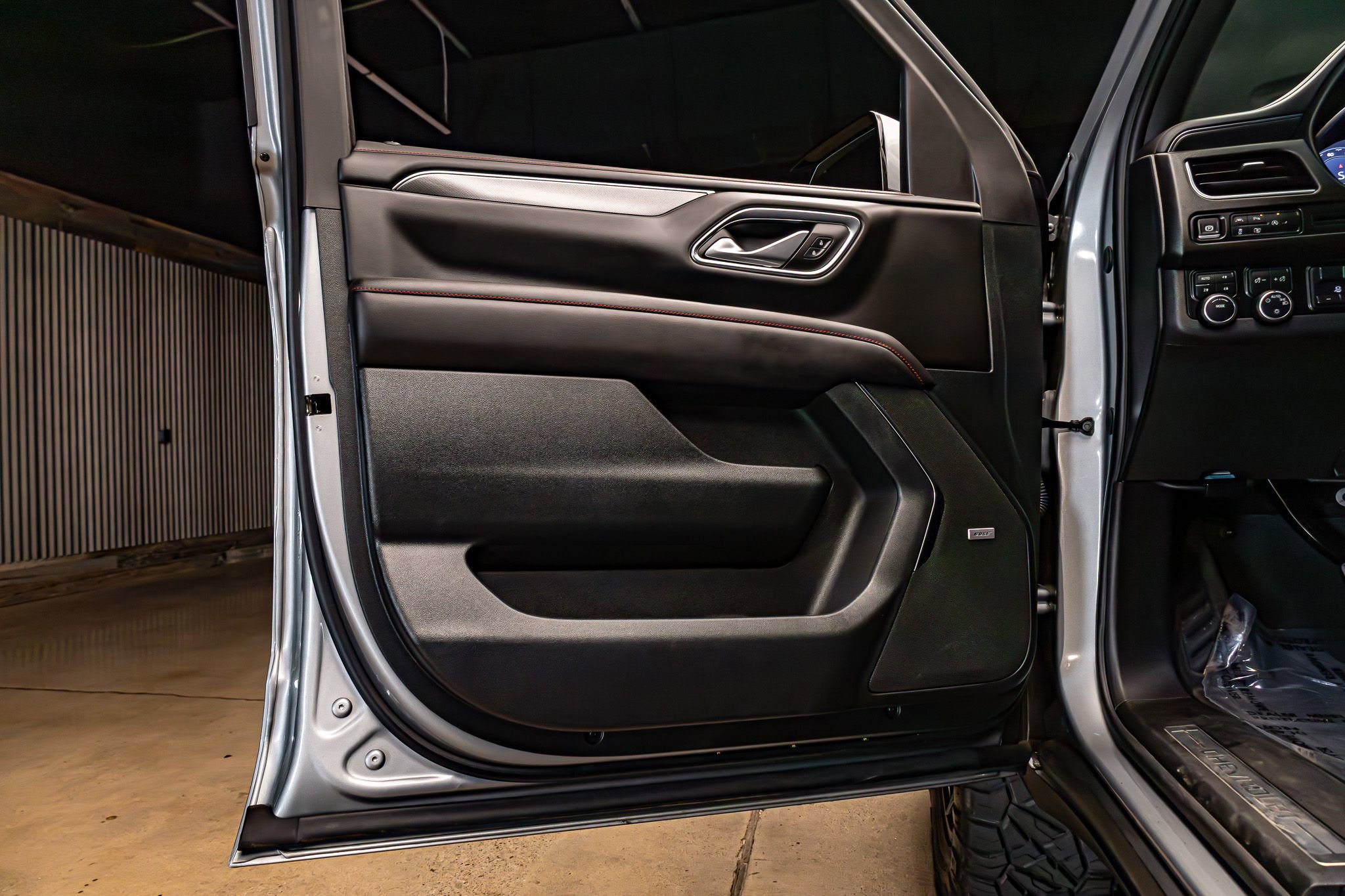 Used 2024 Chevrolet Suburban RST w/ Luxury Package AWD/4WD image 28