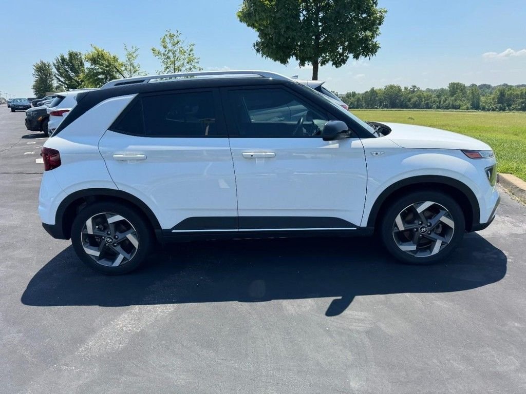 Certified 2023 Hyundai Venue Limited FWD image 2